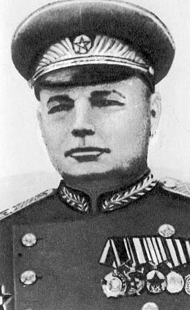 Петухов Д.Е. (генерал-майор технических войск) - в начале 30-х годов командир отдельного химического